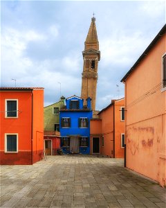 schiefer Kirchturm von San Martino photo