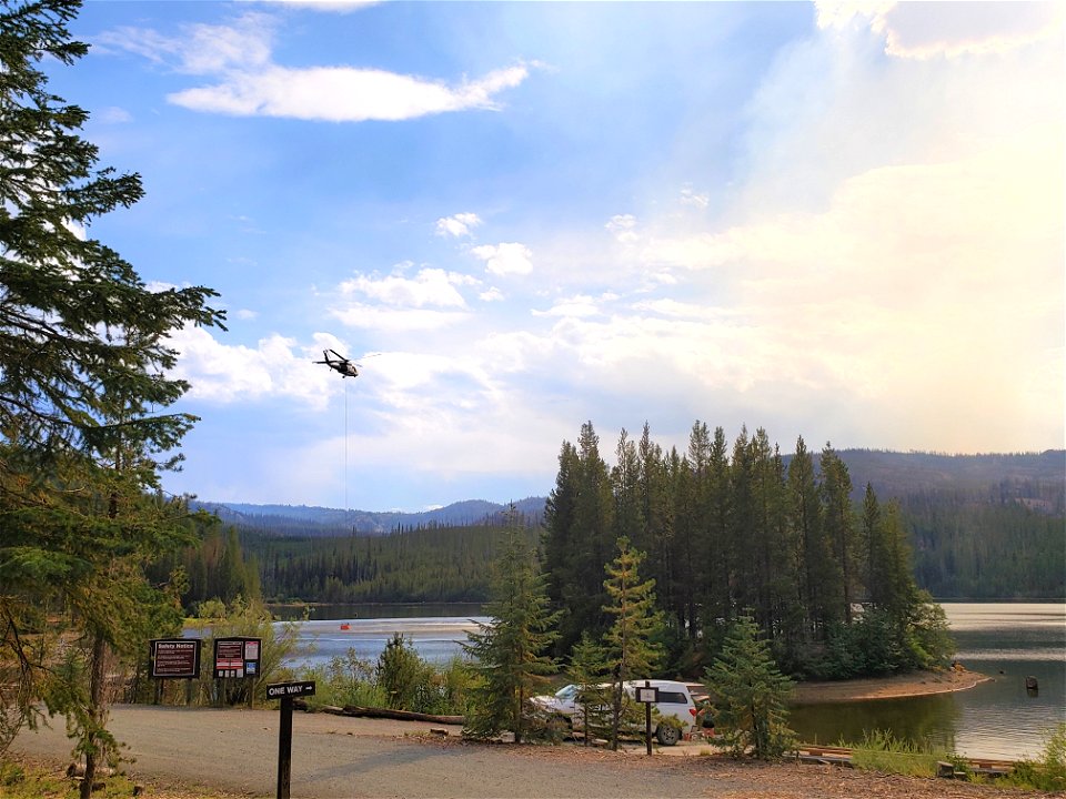 HeliDippingAtOliveLake CrocketsKnobFire USFSbyJoseAcost 220830 (1)