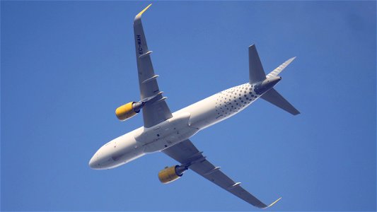 Airbus A320-214 EC-MAH Vueling from Barcelona (5000 ft.) photo