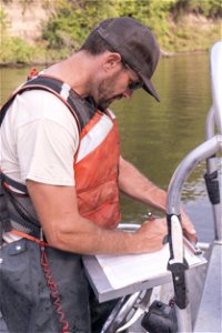 Invasive Carp Research on the James River in South Dakota. Photo: Sam Stukel (USFWS)
