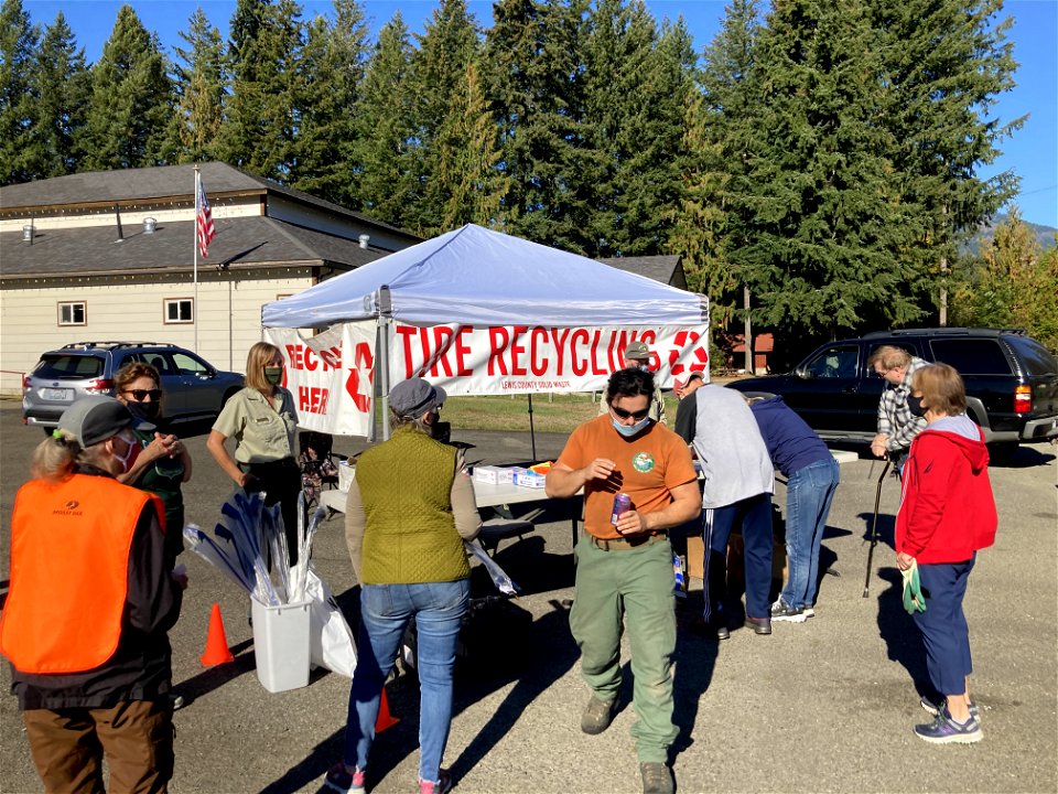 20210925-GP-Volunteers gather for a clean up event on National Public Lands Day.