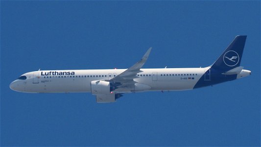 Airbus A321-271NX D-AIEI Lufthansa from Madrid (7300 ft.) photo