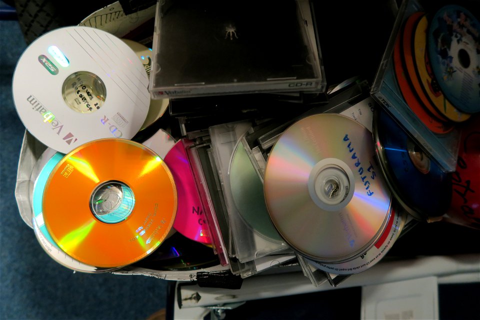 old-CDs-recycle2017_0404_081910