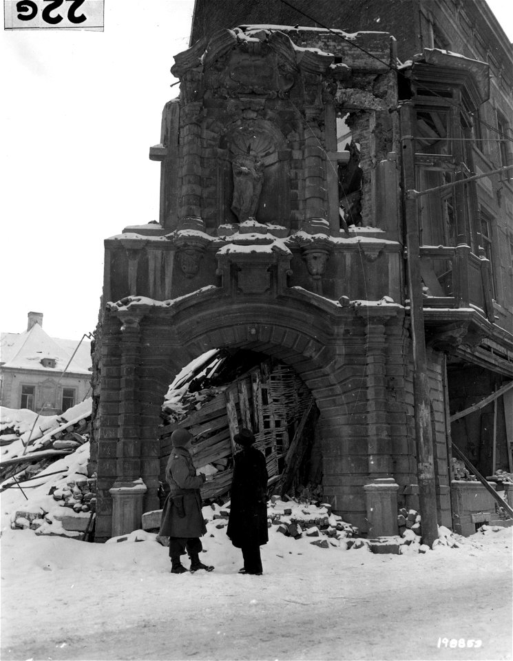 SC 198853 - Lt. Daniel J. Kern, CAC fine arts specialist, N.Y., and M. Albert Ghegniere, an architect, look at the entrance gate of Floreffe refuge at Namur, Belgium, built in 1647.