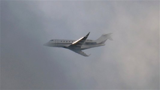 Bombardier BD-100-1A10 Challenger 350 CS-CHD Netjets Europe from Milan (4200 ft.) in einer Wolkenlücke