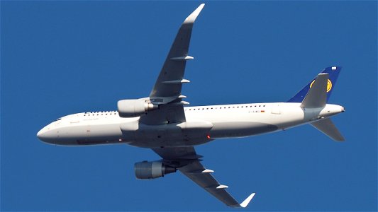 Airbus A320-214 D-AIWB Lufthansa from Barcelona (7400 ft.)