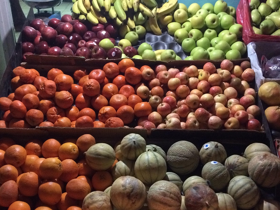 Market sales apples