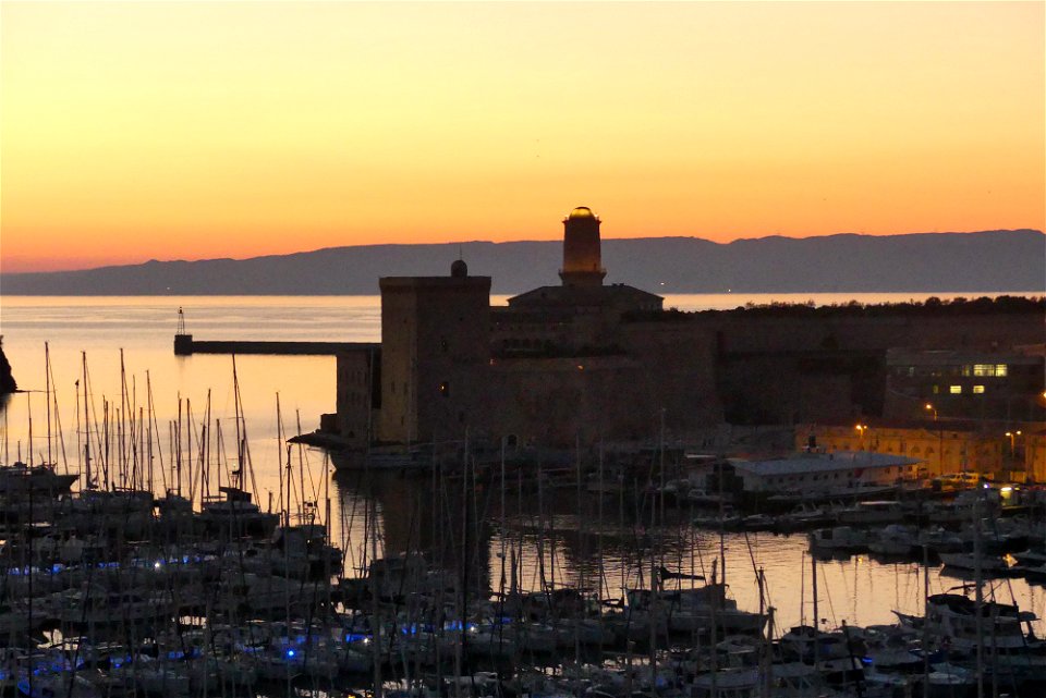 Sortie du Vieux Port. Marseille.