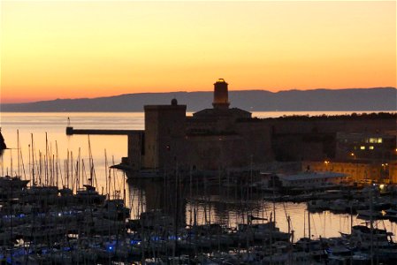 Sortie du Vieux Port. Marseille.