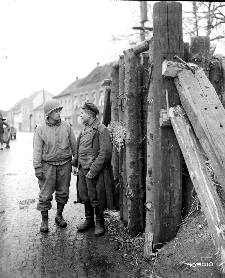 SC 405018 - Pfc. George Wojtowicz, 102 Davitt Ave., Campbell, Ohio, of the 899th Tank Destroyer Battalion, 9th Infantry Division, U.S. First Army, talks to a Russian.