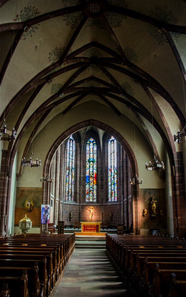 Nef de l'église Notre-Dame-de-la-Nativité photo