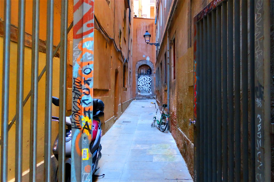 A Nas/Scarface (movie) quote in an alleyway in the Gothic Quarter