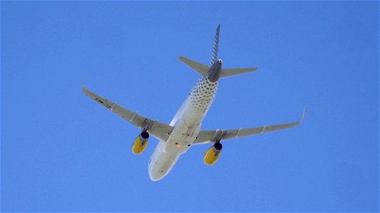 Airbus A320-232 EC-MES Vueling from Palma de Mallorca (6700 ft.) photo