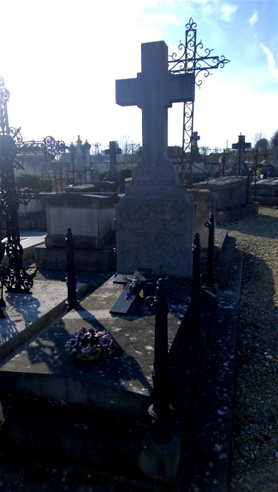 Tombe au cimetière de Provins