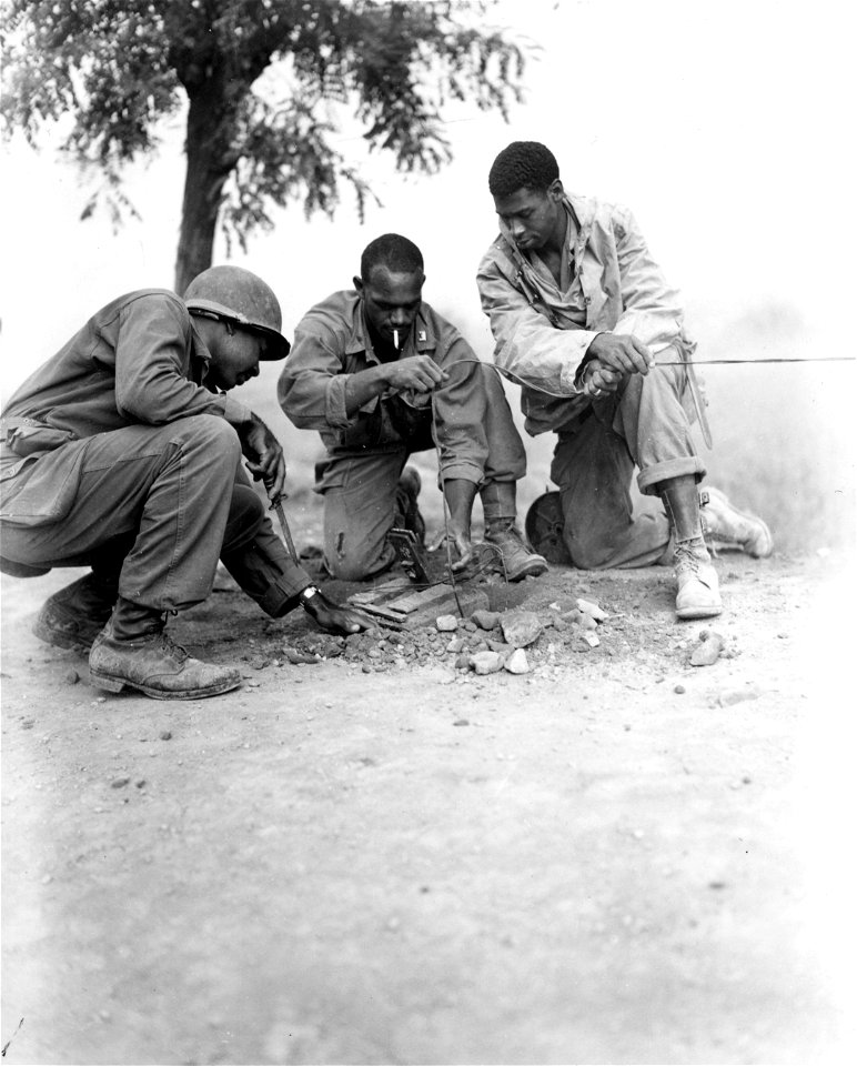 SC 348837 -  L to R: Lt. David Carlisle, Los Angeles, Calif.; Lt. Collins Whitacker, Raleigh, N.C.; and Cpl. Paul Witt, Webster Grove, Mo.