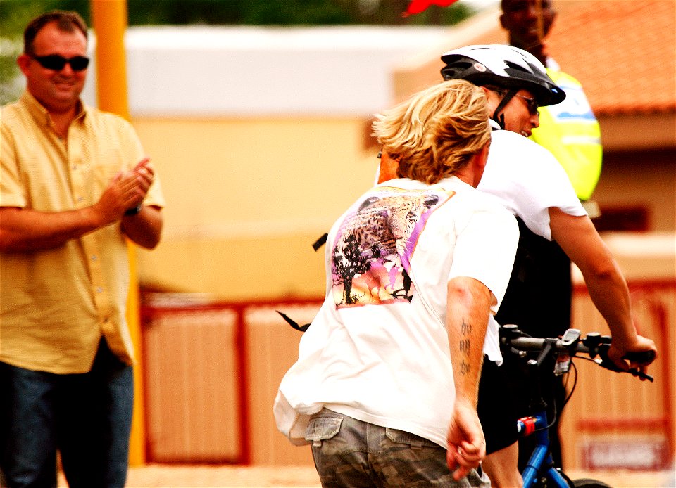 Johannesburg - 94.7 Cycle Race - Lending a hand