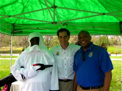 Chicago FO Biologist Shawn Cirton with FWS Director Dan Ashe at whooping crane booth photo