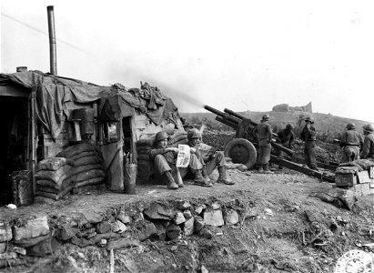SC 396926 - Members of Battery B, 328th F.A. Bn., 85th Div., firing their 105mm howitzer.