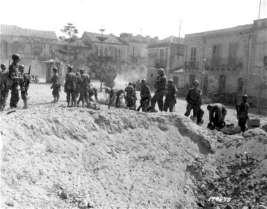 SC 179875 - Officers and men preparing to attack the enemy, who are about 3 miles from Messina, Sicily. 15 August, 1943.