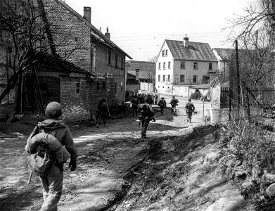SC 336919 - 7th U.S. Army infantrymen of the 7th Inf. Regiment move into Wetzhausen, Germany. photo