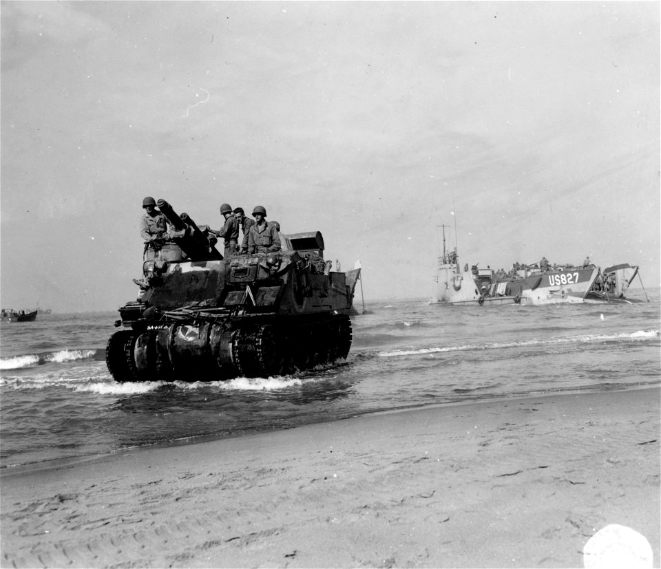 SC 329836 - Soldiers of the 1st Bn., 15th Inf. Regt., 3rd Division, landing on beach during staged invasion operations held near Mondragone, Italy. 31 July, 1944.