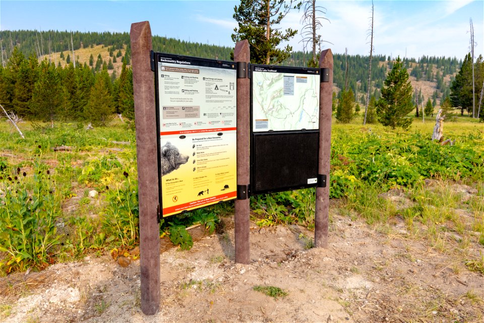 YCC Alpha Crew 2021 Grizzly Lake Trailhead sign install: new sign