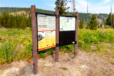YCC Alpha Crew 2021 Grizzly Lake Trailhead sign install: new sign photo
