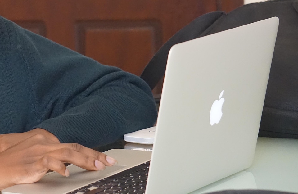 Computer macbook laptop