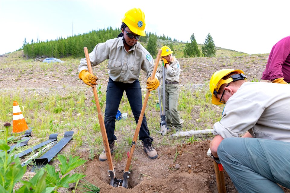 YCC Alpha Crew 2021 Grizzly Lake Trailhead sign install: clearing out post hole