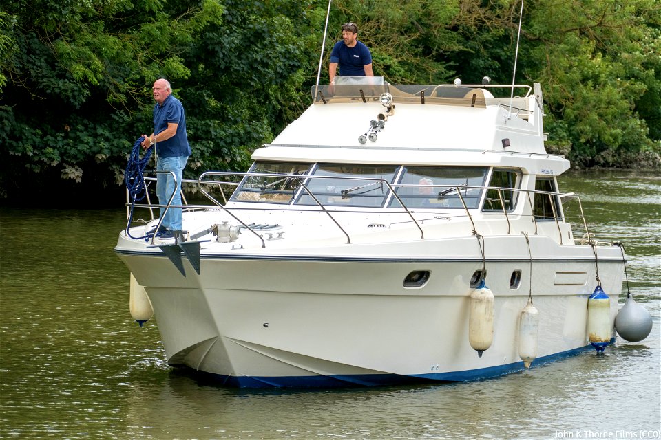 Approaching Allington Lock