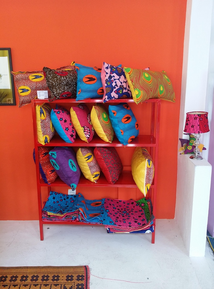 Shelf pillow multicolored