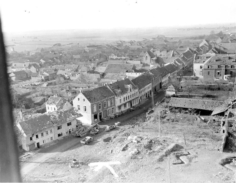 SC 334980 - Another war-torn town falls to 8th Division infantrymen as they push towards Cologne.