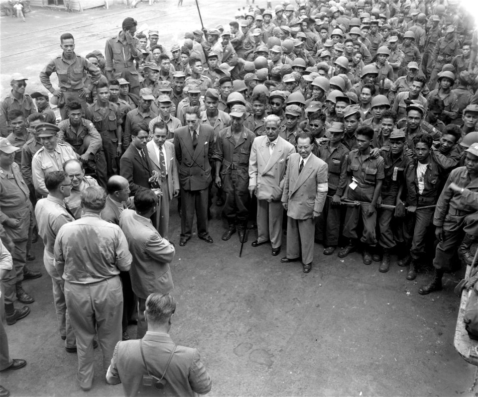 SC 348889 - The UN Committee on Korean affairs greeting officers and enlisted men of the first Philippine combat troops aboard the USNS hospital ship "Repose" in Pusan, Korea. 19 September, 1950.