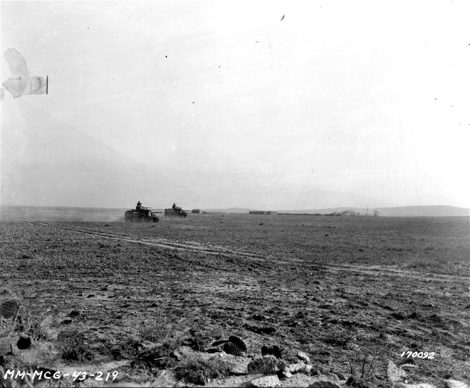 SC 170092 - M-3 American tanks advance to strengthen Allied positions. 20 February, 1943.