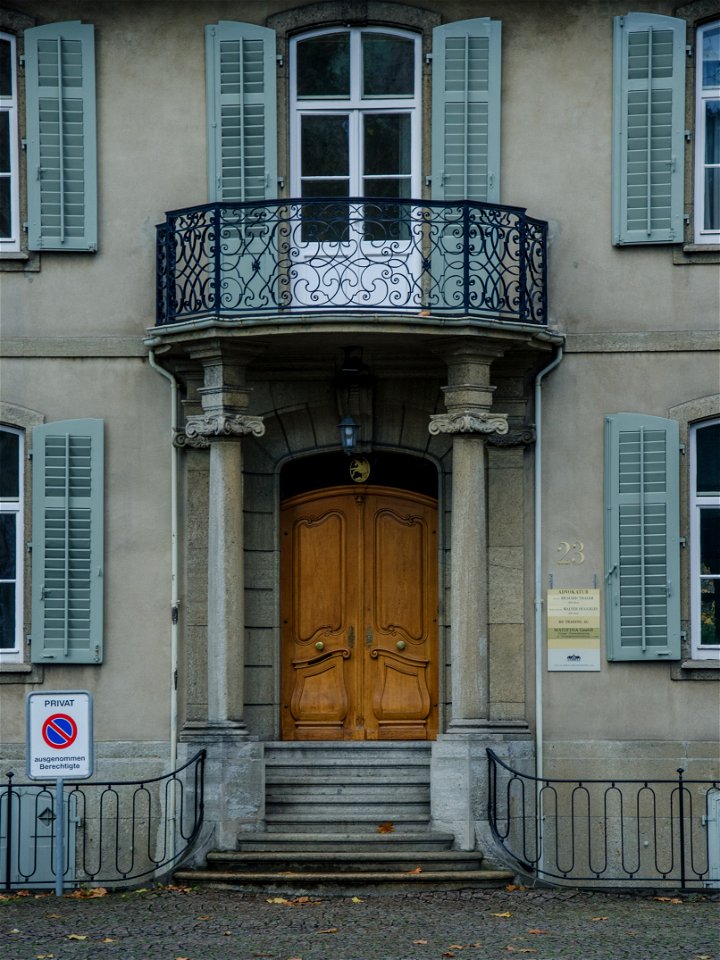 Porte à la licorne dorée et aux beaux chapiteaux / Tür mit goldenem Einhorn und schönen Kapitellen photo