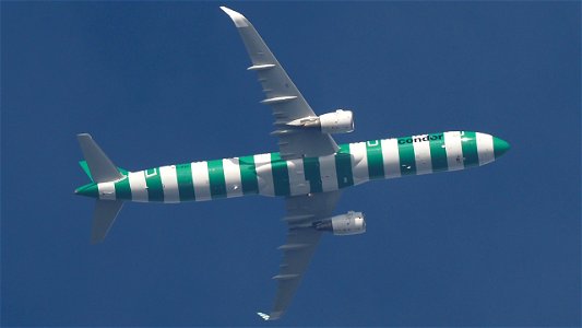 The green "Flying Sock" departing for "Malle":