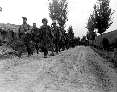 SC 348680 - Men of the 19th Inf. Regt., 24th Inf. Div. move up to the front lines in Korea. 19 September, 1950. photo