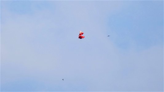 Herziges UFO mit Begleitschutz