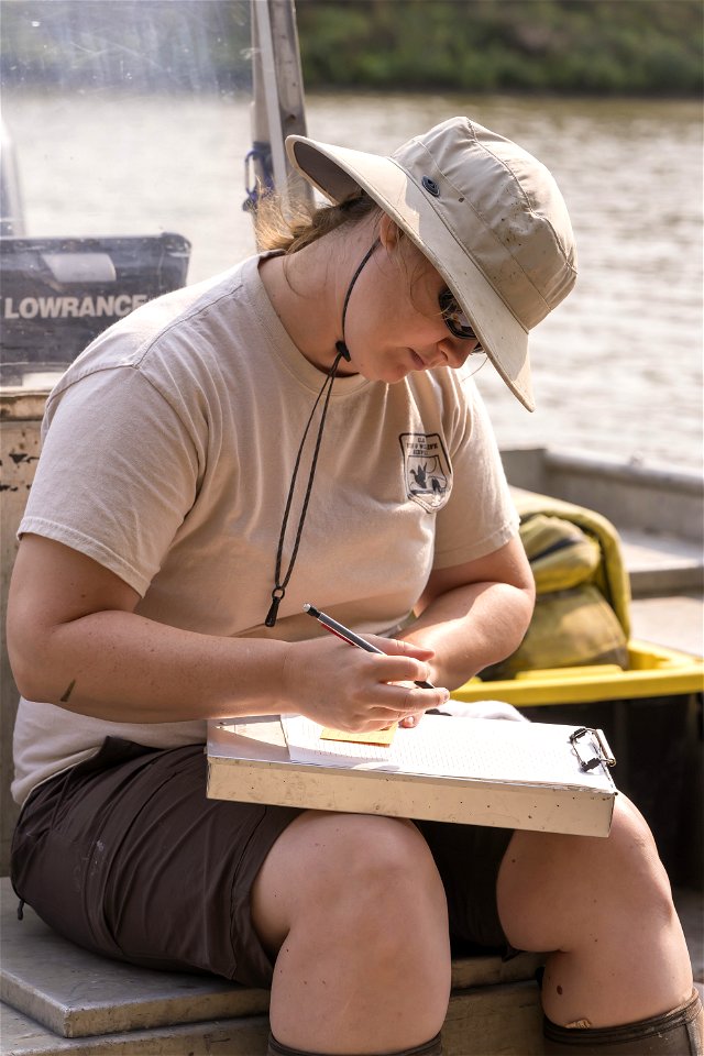 Invasive Carp Research on the James River in South Dakota. Photo: Sam Stukel (USFWS)