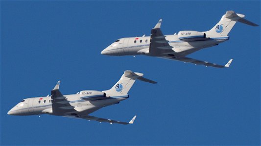 Bombardier BD-100-1A10 Challenger 300 TC-ARB Arkasair from London-Luton (4100 ft)