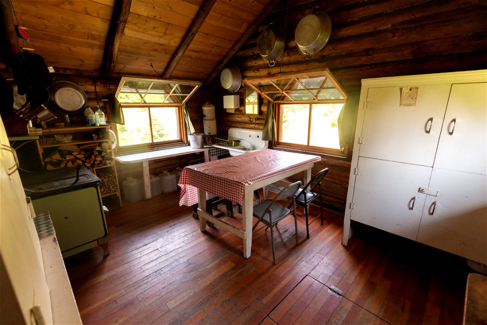 Heart Lake Patrol Cabin: kitchen area