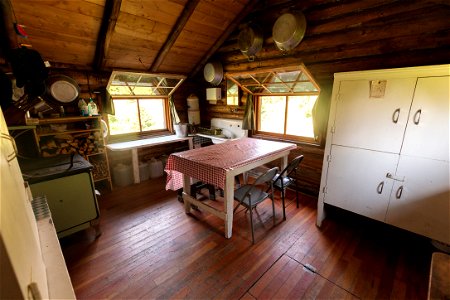 Heart Lake Patrol Cabin: kitchen area photo