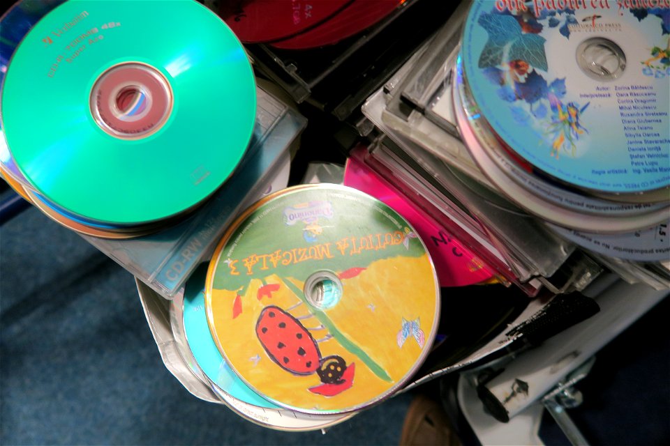 old-CDs-recycle2017_0404_081951