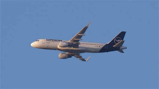 Airbus A320-214 D-AIWI Lufthansa from Nice  (7700 ft.)