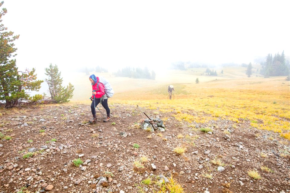 Backpackers approaching Hoodoo Basin