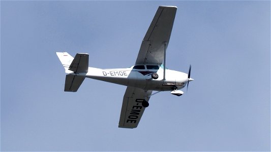 Cessna 172N Skyhawk II  D-EMOE  AirCharter (3800 ft.)