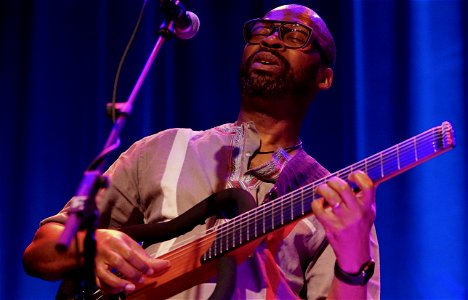 Dave Holland 'Aziza', TivoliVredenburg Utrecht 13 november 2018 - Lionel Loueke photo