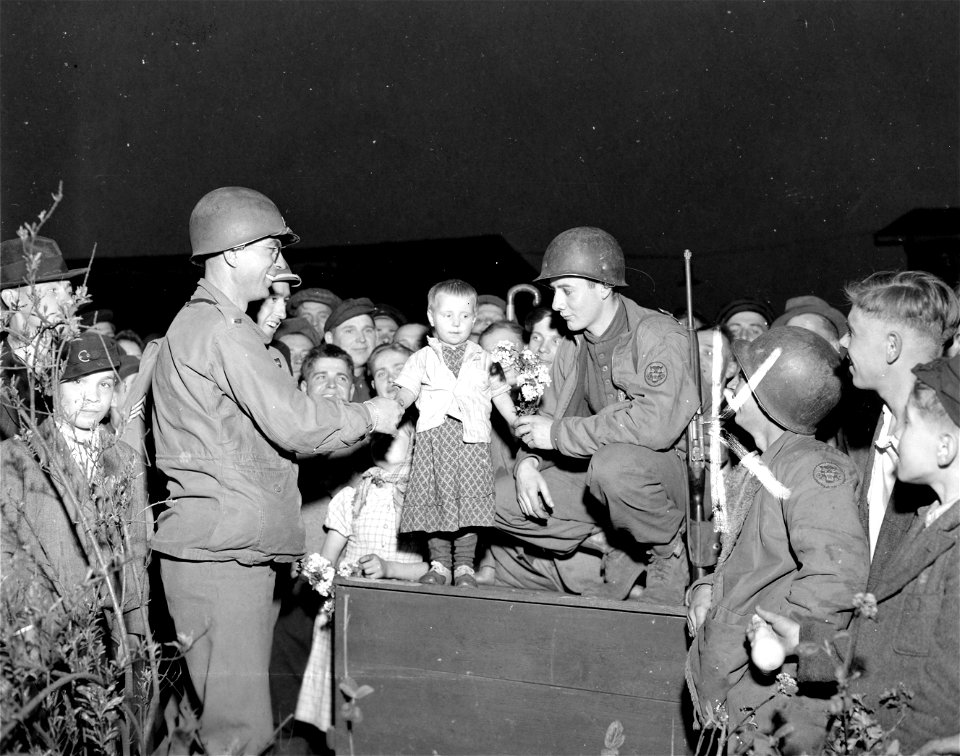 SC 405041 - L-R: Lt. Rupert Frick, Jackson, Mich., 9th U.S. Army, 3 year old Russian child, and Pfc. Jock Wilson, Terre Haute, Ind., 9th U.S. Army.