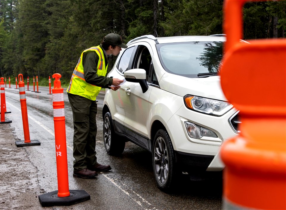 Rangers help visitors at the vehicle reservation stop photo