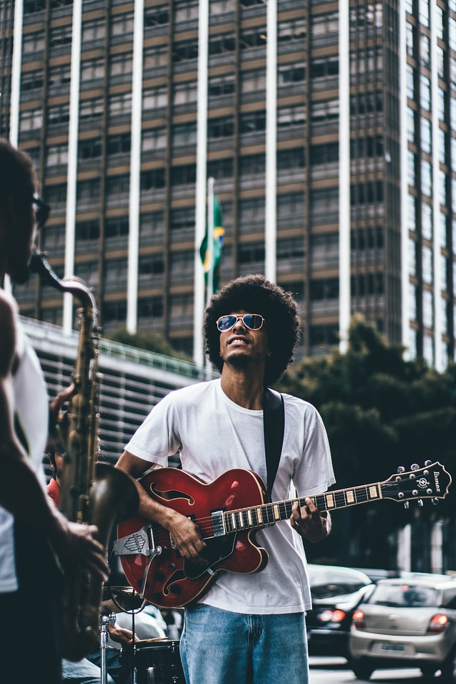 Playing guitar guitar